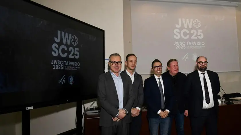 Da sinistra, l'assessore sergio Emidio Bini, il governatore Massimiliano Fedriga, il vicepresidente del Consilio regionale Stefano Mazzolini, il presidente regionale del Coni Giorgio Brandolin e il direttore di PromoTurismo Fvg Iacopo Mestroni