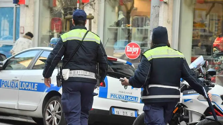 Sul posto sono intervenuti gli agenti della polizia locale (foto d'archivio)