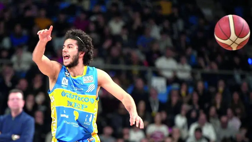 Capitan Eugenio Rota e compagni sono stati sconfitti a Pesaro che ha così vinto la nona partita di fila in casa. Per i ducali,senza Mastellari e praticamente Miani, hanno ceduto negli ultimi 5 minuti davanti a 30 tifosi ducali che li hanno sostenuti fino all’ultimo