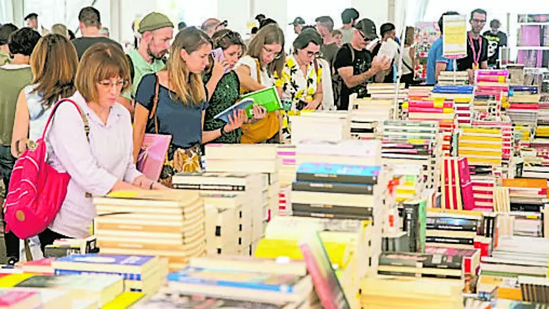 Uno stand di libri in un'edizione del passato di pordenonelegge