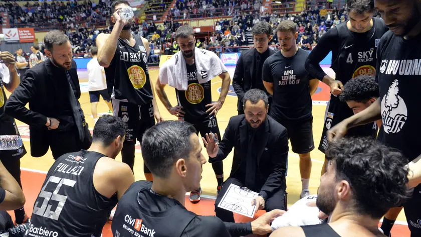 Un timeout dell'Apu nel match contro Forlì. Foto Petrussi/Frasca