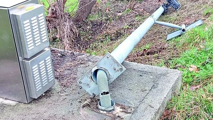 Sono stati staccati i bulloni che fissavano il palo dell'autovelox al basamento