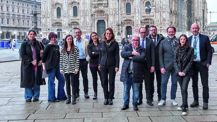 Foto di gruppo in piazza Duomo a Milano con gli organizzatori dei festival del Fvg (foto Gigi Cozzarin)