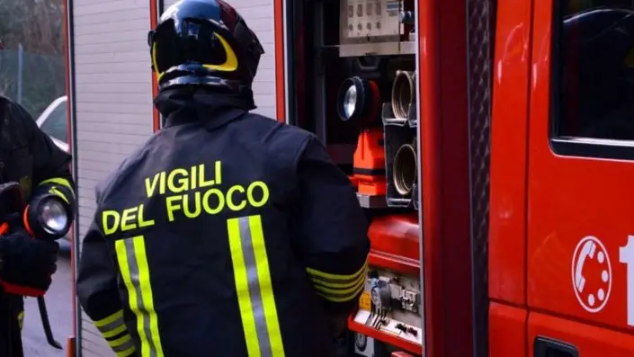 I vigili del fuoco sono intervenuti con un'autobotte e un'autopompa (foto d'archivio)