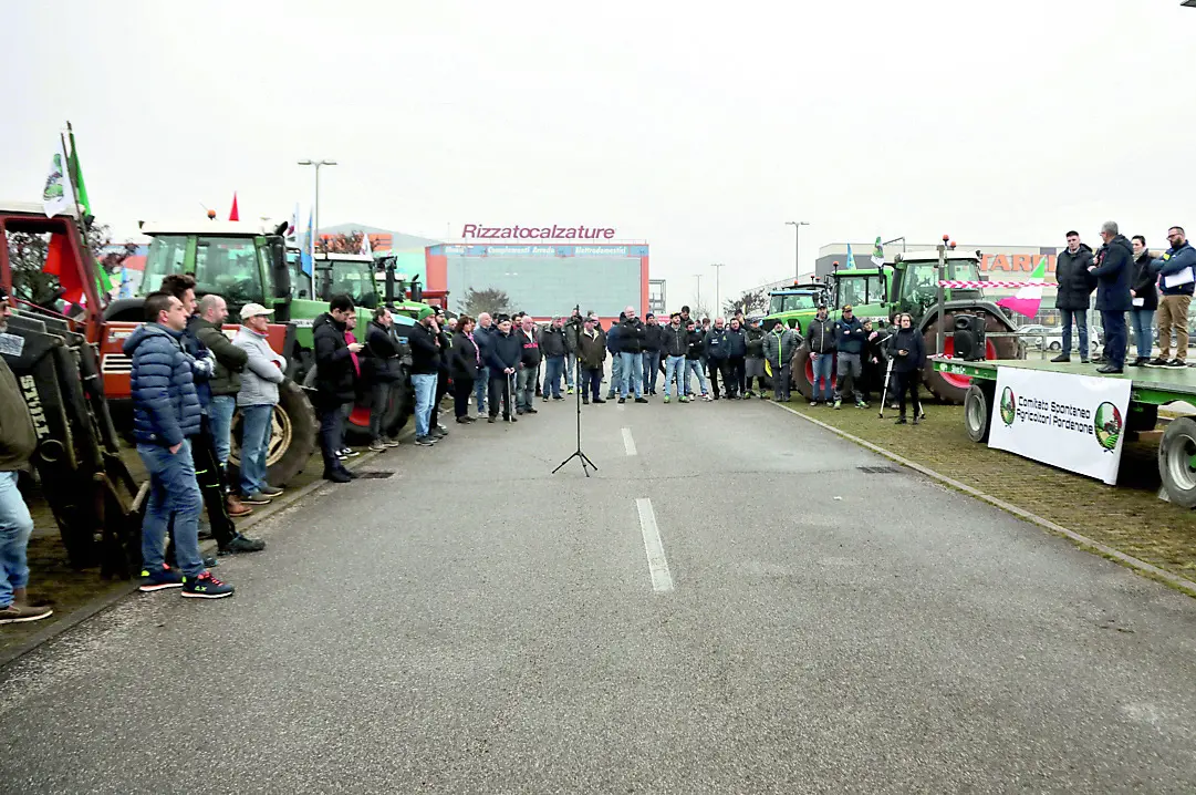 I comizi nel parcheggio del centro commerciale Meduna (foto Ambrosio)