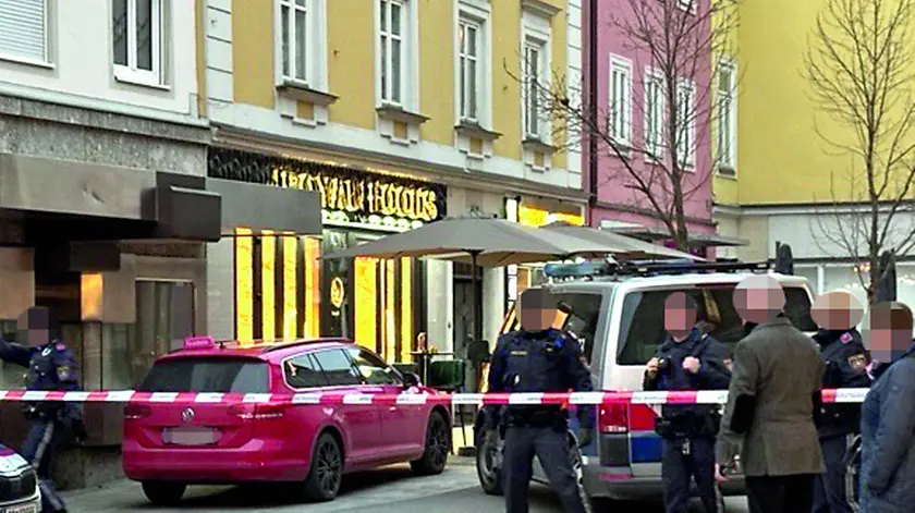 La polizia sul luogo dell'accoltellamento, nel centro di Villach (foto KLZ/Wiesflecker)