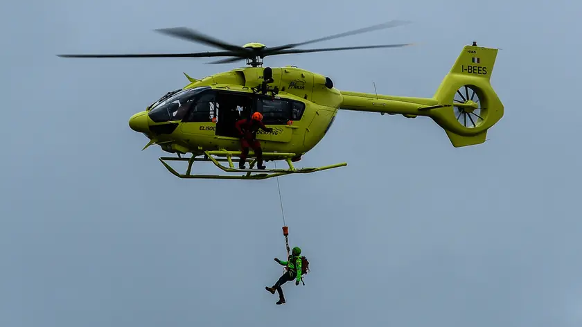 Un intervento del soccorso alpino con un verricello in una foto d'archivio (R. R. Colucci)