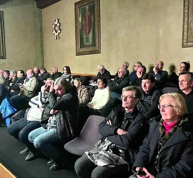 I componenti dell’opposizione comunale seduti fra il pubblico in segno di protesta