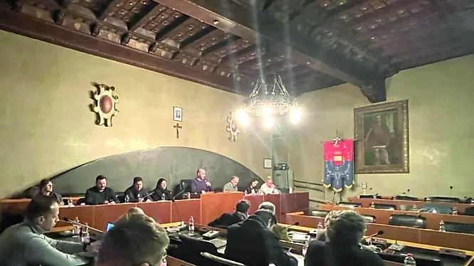 L’aula del consiglio comunale a Gemona con i banchi della minoranza vuoti