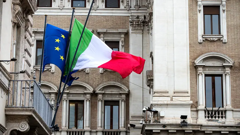 Le bandiere issate durante il Consiglio dei Ministri a Palazzo Chigi del 19 febbraio, nel quale è stata deliberata la proroga