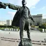 La statua di Lenin nella piazza di san Pietroburgo: la città e i suoi scrittori sono al centro di lezioni di Storia