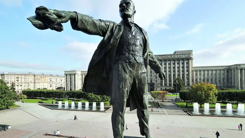 La statua di Lenin nella piazza di san Pietroburgo: la città e i suoi scrittori sono al centro di lezioni di Storia