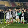 L'Udinese festeggia la vittoria Lecce, nel cerchio un triste Lucca