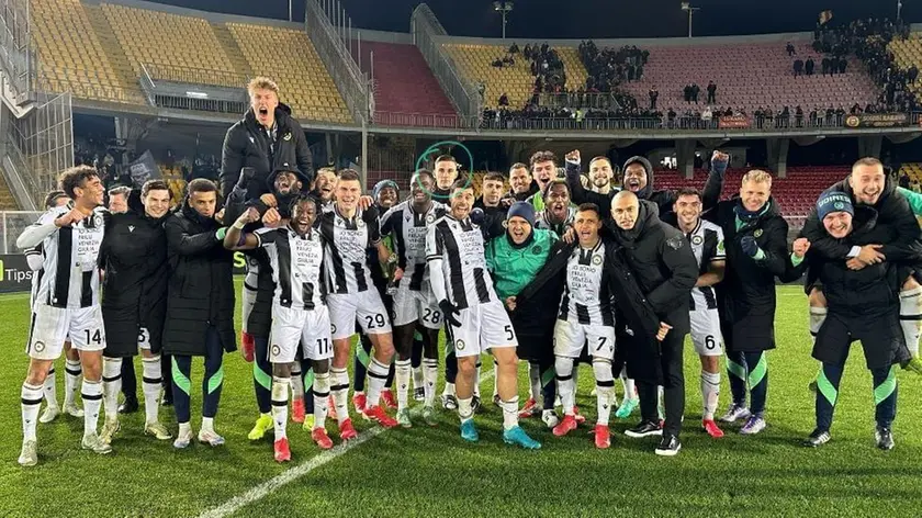 L'Udinese festeggia la vittoria Lecce, nel cerchio un triste Lucca