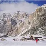 La splendida pista fra il Lagazuoi e l'Armentarola passa anche accanto al caratteristico rifugio Scotoni