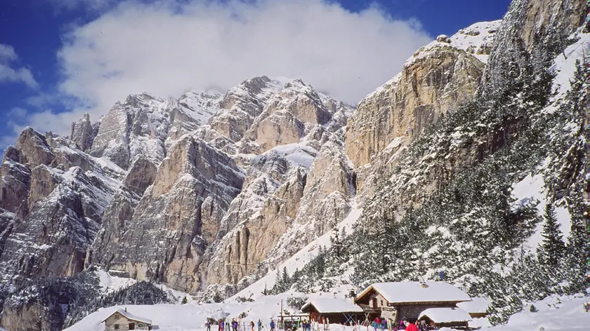 La splendida pista fra il Lagazuoi e l'Armentarola passa anche accanto al caratteristico rifugio Scotoni