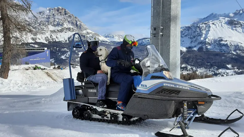 Una pattuglia della polizia in servizio piste a Cortina