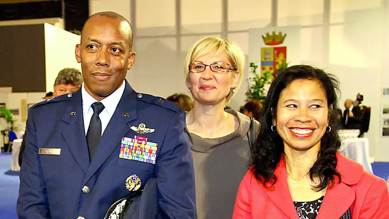 Il generale Charles Brown jr alla festa della Repubblica, nella fiera di Pordenone, il 2 giugno 2010