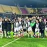 L’Udinese fa festa al Via del Mare di Lecce: dietro il numero 5 Payero un Lorenzo Lucca tutt’altro che sorridente, alle spalle del 14 Atta, invece, il tecnico Runjaic parla fitto con Thauvin