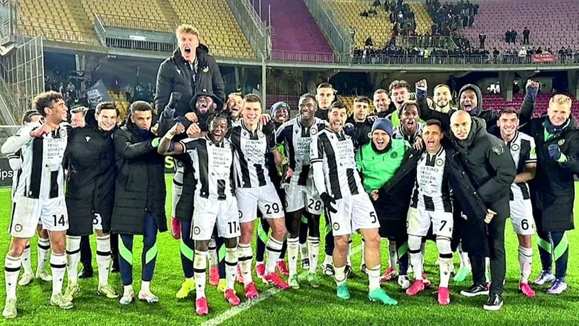 L’Udinese fa festa al Via del Mare di Lecce: dietro il numero 5 Payero un Lorenzo Lucca tutt’altro che sorridente, alle spalle del 14 Atta, invece, il tecnico Runjaic parla fitto con Thauvin