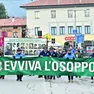 L’arrivo del corteo in piazza Primo Maggio a Faedis, aperto dallo striscione dedicato alla Brigata Osoppo ©Foto Petrussi