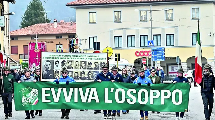 L’arrivo del corteo in piazza Primo Maggio a Faedis, aperto dallo striscione dedicato alla Brigata Osoppo ©Foto Petrussi