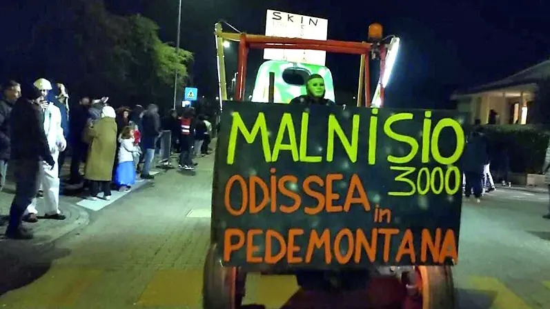 Un’immagine del carro allegorico che ha sfilato ad Aviano per il Carnevale in notturna