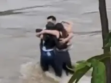 L’abbraccio tra i tre ragazzi nel Natisone diventato il simbolo della tragedia consumatasi a Premariacco