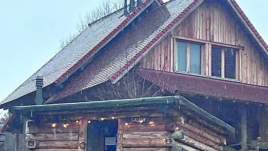 Uno dei chalet del villaggio in cui alloggiava la famiglia di turisti