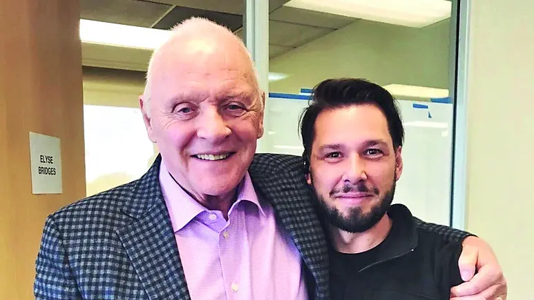 Nicola De Prato accanto a Anthony Hopkins