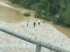 I tre ragazzi sull'isolotto al centro del fiume prima della tragedia