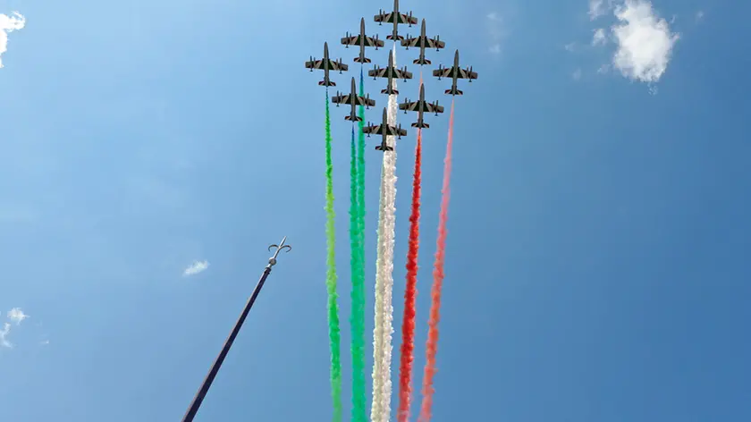 Un passaggio delle Frecce Tricolori nel cielo di Trieste