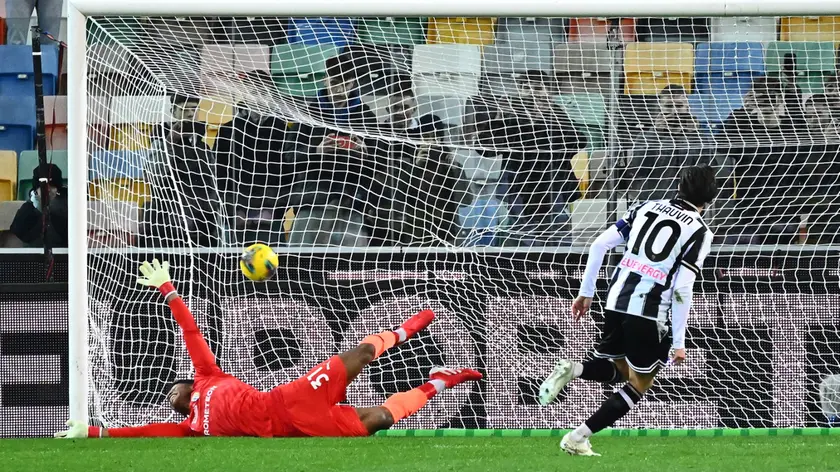 Il francese Thauvin decide la partita contro il Parma trasformando il rigore a fine primo tempo (foto Petrussi)