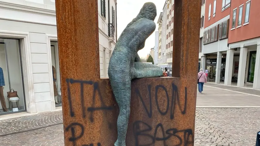 La scultura imbrattata e poi coperta in piazzetta Cavour a Pordenone