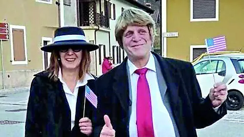 Il sindaco Giampaolo Bidoli con la moglie in versione Donald Trump e Melania