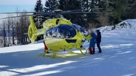 Un intervento dell'elisoccorso sulle piste da sci