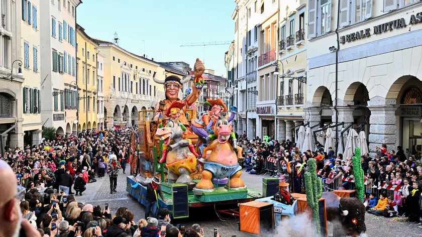 Il corteo sfila in via Mercatovecchio. Foto Petrussi