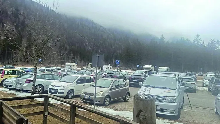 Il parcheggio in Val Saisera con auto, camper e caravan. La sosta sarà consentita fino alle 20