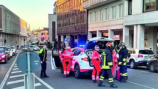 L’automedica coinvolta nell’incidente in largo San Giovanni, a Pordenone