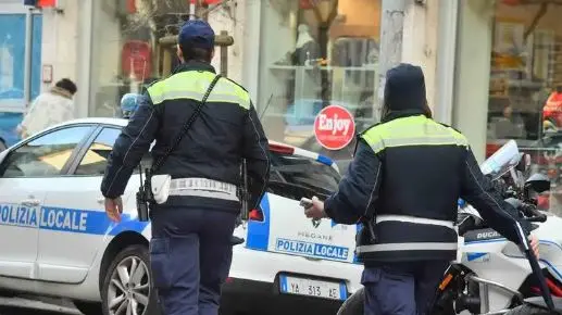 I due automobilisti senza patente sono stati scoperti dalla polizia locale di Udine