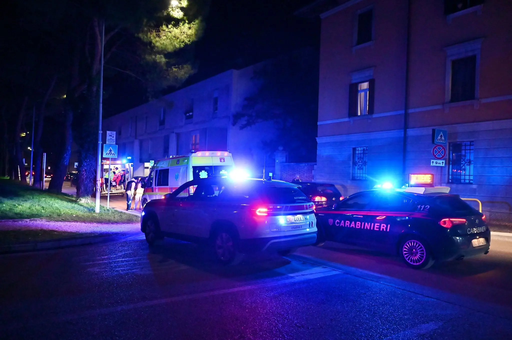 L'intervento dei soccorritori in via Tullio, a Udine