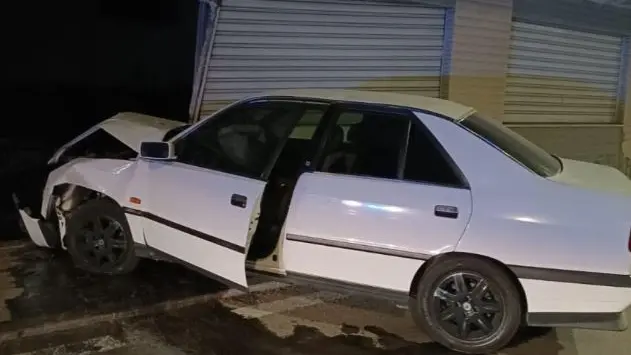 L'auto guidata dal 17enne finita contro la serranda di un garage a Brugnera