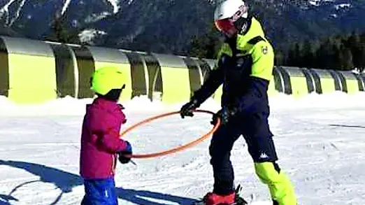 Lezioni di sci ai bambini sul monte Zoncolan