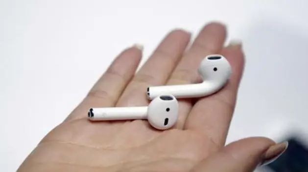 Un paio di auricolari AirPods come quelli che indossava il 31enne denunciato per furto