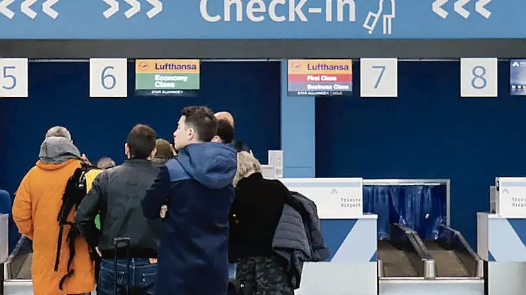 Passeggeri in fila al check-in allo scalo di Ronchi foto Bonaventura