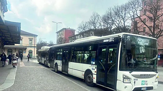 Un autobus della linea urbana 5 davanti alla stazione