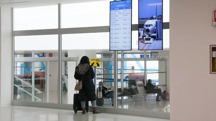 Una donna al Trieste Airport (Bonaventura)