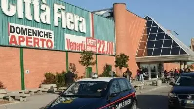 La giovane è stata fermata dai carabinieri al Città Fiera