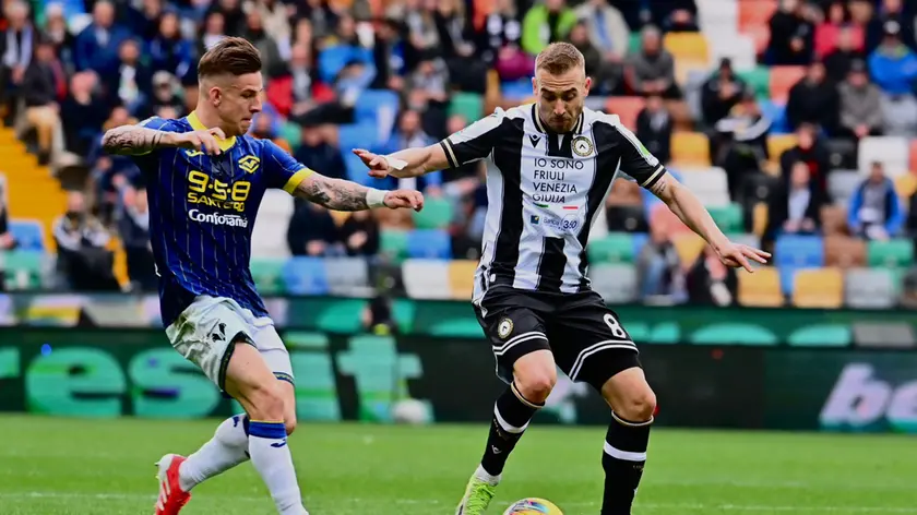 Una punizione di Duda regala al Verona il successo a Udine