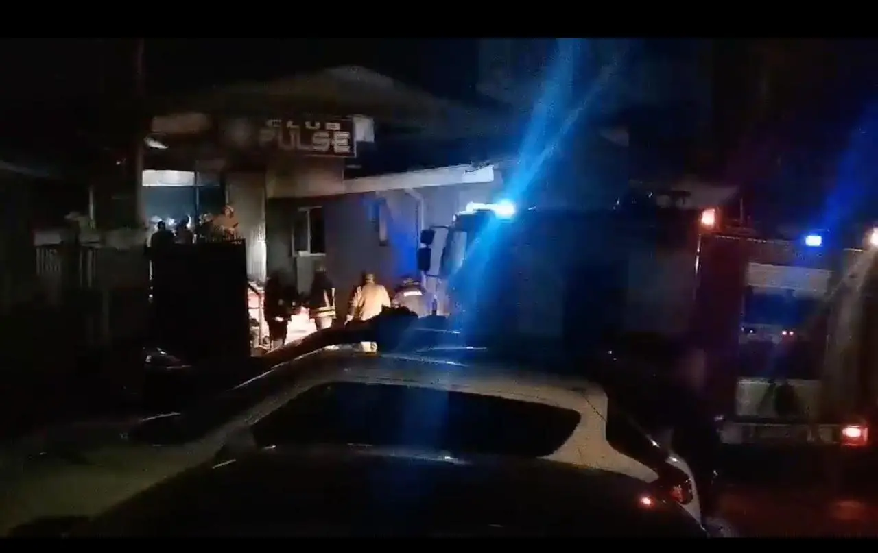 Gli esterni della discoteca Pulse dopo l'incendio (Foto Tv Kocani)